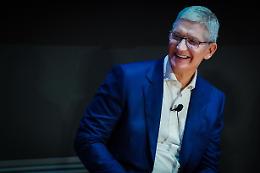 Apple: Tim Cook si taglia lo stipendio del 40% a 49 milioni