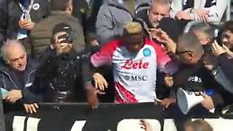 Il video di Osimhen in Curva per chiedere scusa a una tifosa