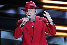 Sanremo, J-Ax e la polemica "porno": «Ci fanno cantare quando sulle tv vanno quei film»