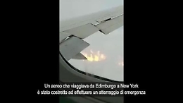 Atterraggio di emergenza per un aereo in Scozia: l'ala &egrave; in fiamme