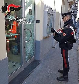 Sfondano vetrina di un negozio di ottica per rubare: arrestato uno dei due ladri