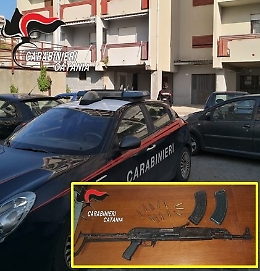 Spacciatore con reddito di cittadinanza e con Kalashnikov a Librino: arrestato