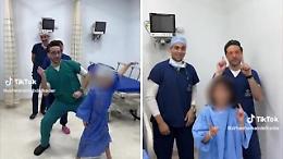 Pediatra egiziano balla con i bambini prima di entrare in sala operatoria
