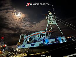 Lampedusa, sequestrato peschereccio egiziano: pescava a strascico a 3 miglia da Lampione