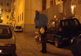 «Se fai ancora foto ti spacco il telefono»: consigliera comunale minacciata da "furbetto" dei rifiuti