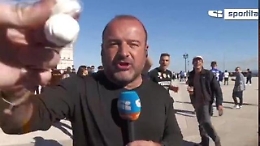 Mostra una bustina di cocaina durante la diretta tv di Sportitalia: il giornalista si infuria