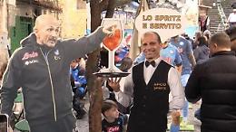 Napoli, dalla camera da letto la vista su Largo Maradona: «In ginocchio a pregare all'altare di Diego»