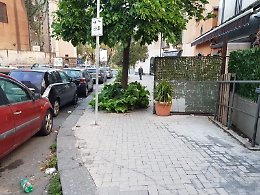 Catania, via Filocomo: passaggio interdetto a passeggini e carrozzine