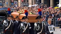 Il feretro di Silvio Berlusconi arriva in piazza Duomo: un lungo applauso e il coro «C'è solo un Presidente»