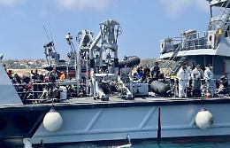 Soccorsi 10 barchini, 452 migranti sbarcano a Lampedusa