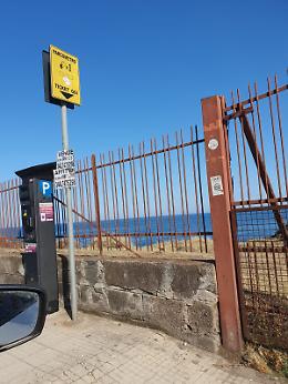 Aci Castello: «Come si accede al mare?»