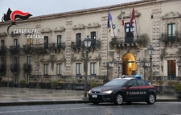 Tenta il suicidio impiccandosi all'altalena del parco, salvata una 25enne di Acireale