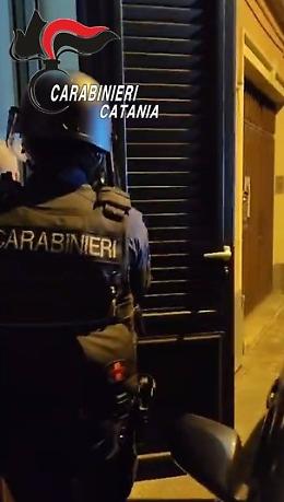 Catania, la villa di Vaccarizzo era il deposito di armi dei Cursoti Milanesi: irruzione dei carabinieri e otto arresti