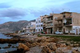 Regione: pronto il blitz per la sanatoria di 250mila abusi lungo le coste, insorge l'opposizione