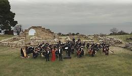Il gran concerto di Capodanno al teatro greco di Tindari: un trionfo di luce, musica e mito