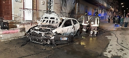 Notte di paura a Pozzallo: due auto vanno a fuoco, danneggiata la condotta del gas, famiglia evacuata