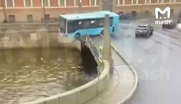 San Pietroburgo, bus finisce nel fiume: almeno 4 morti. Il video dell'incidente