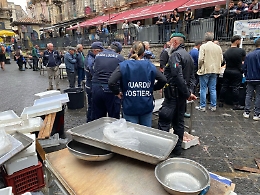 Il blitz alla "pescheria" di Catania tra pesce non tracciato, lavoro nero e irregolarita amministrative