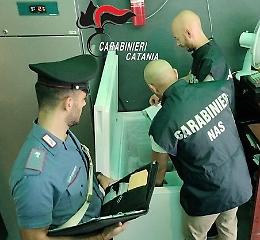 Pizzeria degli "orrori" scoperta nel centro di Aci Castello: bevande vicino a rifiuti e poi blatte e muffe