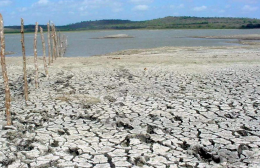 Siccità, «Anzichè riparare le perdite si usano dei sacchi di sabbia per tamponarle»