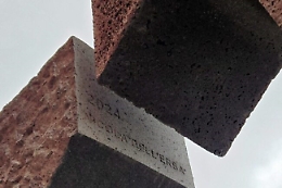 Sull'Etna la posa della Stele della Pace del Mediterraneo