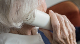 Un truffatore deruba una pensionata dei risparmi di un'intera vita