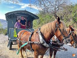 In viaggio dalla Bretagna con una carrozza-casa fanno tappa a Sciacca: il cambio vita di Kristen e Pierangelo