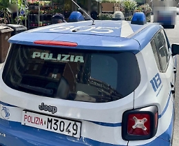 Commercianti che si "allargano" su strade e marciapiedi e soste selvagge: controlli e sanzioni a Catania