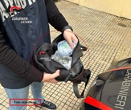  Aveva crack, marijuana e denaro sospetto in un marsupio: denunciato 37enne di Paternò