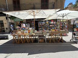La rivolta dei librai: "Perché non possiamo esporre in centro?"
