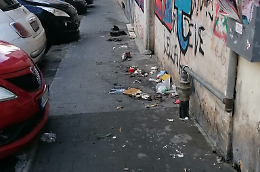 Catania, via Impallomeni: i marciapiedi che diventano discarica ogni mattina