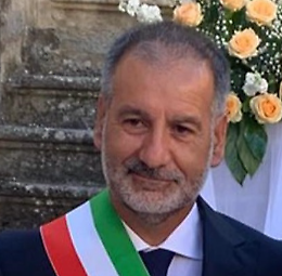 Crisantemi e lumini davanti alla porta di casa del sindaco di Vicari: indagini dopo la denuncia