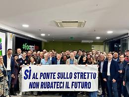 Flash mob della Lega a Messina: «Sì al ponte sullo Stretto, non rubateci il futuro»