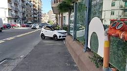 «Finalmente un posto gratis»: il marciapiede di via Giacomo Leopardi a Catania