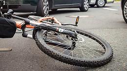 Investe due bambini in bici e scappa, ma i carabinieri riescono a risalire al pirata della strada: è un 61enne di Adrano