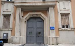 Aggressione shock nella casa circondariale di Enna: agente ferito da un detenuto, vertebra fratturata