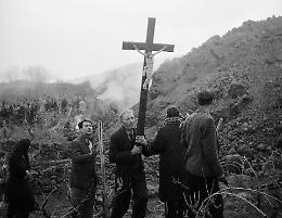 Gli uomini e il vulcano,  le foto di Fosco Maraini  sull’eruzione dell'Etna che minacciò Milo e Fornazzo
