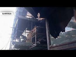 Dentro le Ciminiere distrutte dall'incendio: poltrone incenerite, vetri rotti e legno annerito 