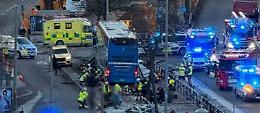 Stoccolma, bus si schianta contro una pensilina: almeno tre i morti e decine di feriti. Arrestato l'autista