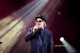 De Gregori a Catania: una festa per i 50 anni di Rimmel, il pubblico balla su Buonanotte Fiorellino