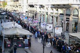 In fila a Milano per salutare Ornella Vanoni: «Domani è un altro giorno» in loop alla camera ardente