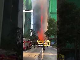 Incendio devastante a Hong Kong: 12 morti, persone ancora intrappolate e vigili del fuoco feriti