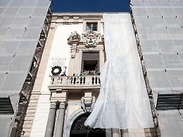 Il volto ritrovato di Palazzo degli Elefanti: la facciata torna a splendere in piazza Duomo