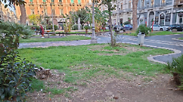 Intervento di pulizia in piazza Jolanda a Catania dopo le lamentele dei residenti