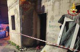 Incendio in un casolare abbandonato: vigili del Fuoco salvano un senza tetto