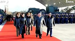 Corea del Nord, Kim Jong Un  accompagnato sempre più spesso dalla figlia Ju Ae: sarà lei a succedergli al vertice del potere politico e militare? 