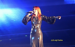 Successo di Noemi al Metropolitan: scenografie d'impatto e il pubblico in coro