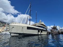 Il colpo di scena sul mare: Leonardo Maria Del Vecchio sceglie il megayacht “Giorgio Armani” da 72 metri