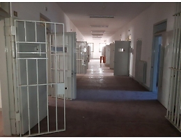 Agente aggredito con gambe dei tavoli da due detenuti a Siracusa