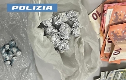 Tentano di disfarsi della droga gettandola dal finestrino: arrestati